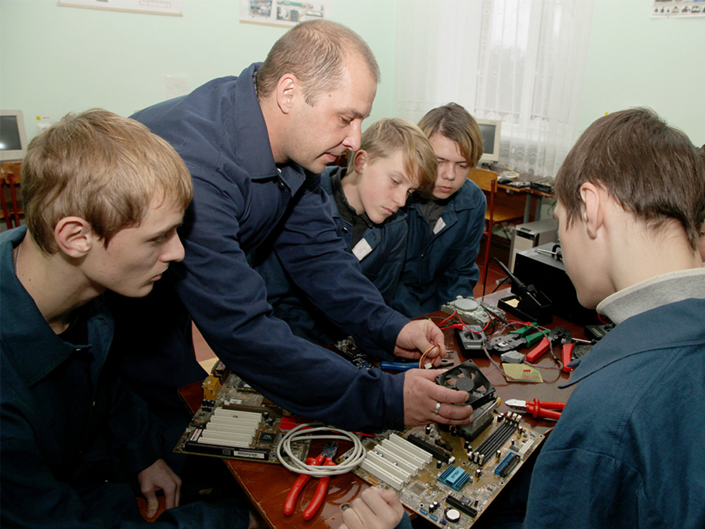 Електромеханік з ремонту та обслуговування лічильно-обчислювальних машин